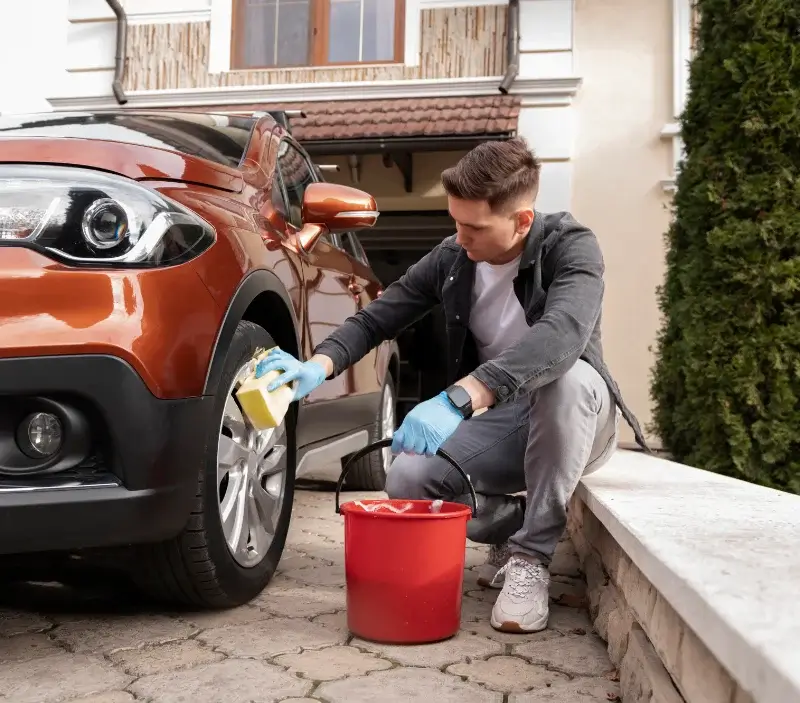 Lavage auto à domicile Vrigne aux Bois : professionnel intervenant sur un véhicule